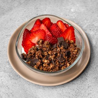 Iogurte Grego de Morango e Chocolate