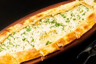 Peynirli  pide - Pide turcești cu brânză