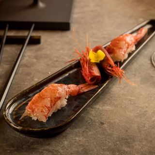 2 nigiri di gamberi di mazara, caviale e salsa al mango