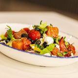 ENSALADA GRIEGA DE SALMÓN