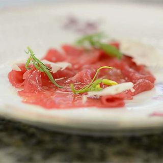 Carne cruda all'albese con rucola e grana