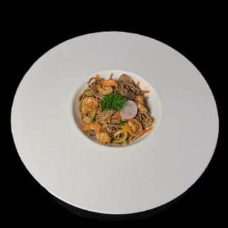 166. Soba con gamberi e verdure