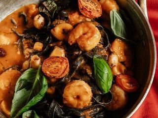 Чорна паста з морепродуктами на двох (550g)