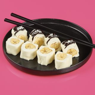 Солодкий рол з кокосом та фруктами (270 г)