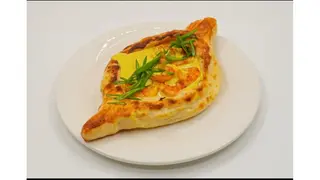 Лодочка с соусом чкмерули и креветками