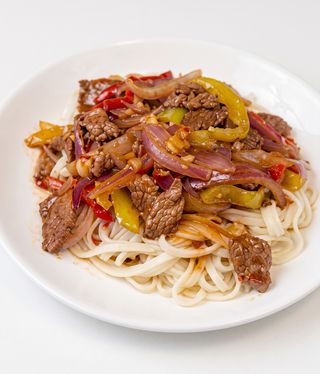 1009 Rezanci sa govedinom i crnim lukom 540g/洋葱牛肉盖面