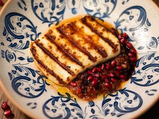 Халумі на грилі з ікрою із баклажанів, сиропом із фініків та гранатом (185г)