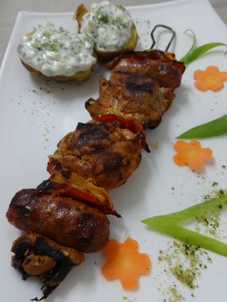 Балкански шиш с три вида месо с печен картоф с дзадзики (350г)