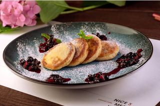 Сирники духмяні з фруктовим гарніром (250г)