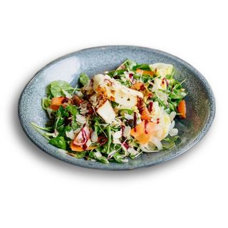 Salată cu halloumi la grătar