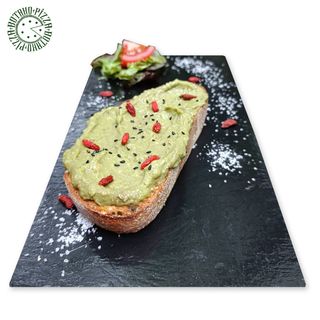 Avokado sa godži bobicama i crnim susamom