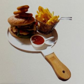 Burger vegan cu cartofi prajiti si inele de ceapa