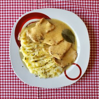 Natur šnicla sa prilogom