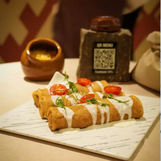 Қозықұйрық қосылған кілегей тұздығындағы орама (Блинчики)