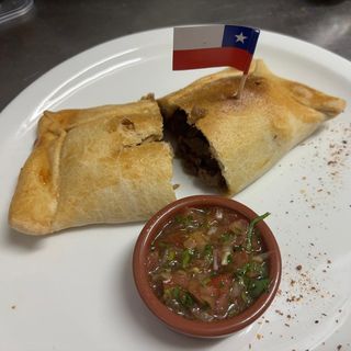Empanada De Pino Con Pebre