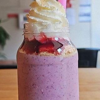 MILK SHAKE DE CHEESECAKE & FRUTOS VERMELHOS