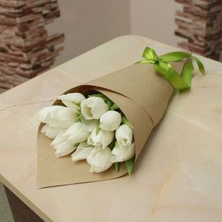 Buchet 13 lalele albe