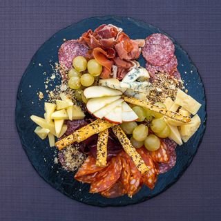 Antipasto - platou de mezeluri şi brânzeturi italieneşti 