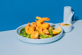 Crusty shrimps cu sos mayo & sriracha