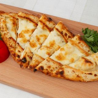 Пиде с яйцом и сыром