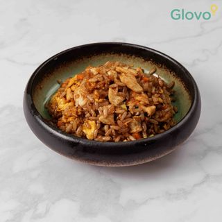 624 Riso saltato con pollo e salsa anguilla