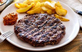 Pljeskavica sa pomfritom + piće