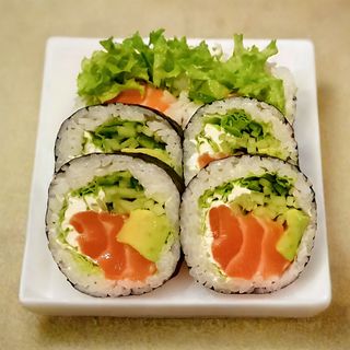 Futomaki łosoś 6szt