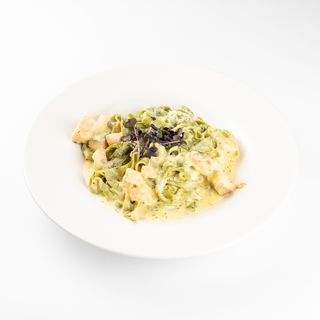 Zeleni rezanci s lososom i parmezanom