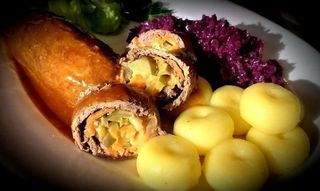 Rolada śląska wołowa, sos, kluski śląskie, surówki