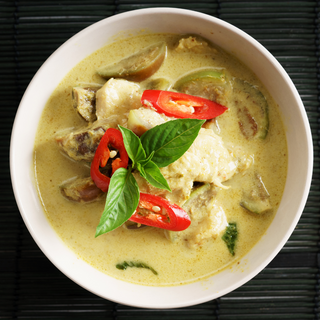 Curry verde con arroz y verduras