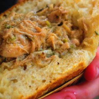 Tasche di pizza ripiene con sughi del giorno