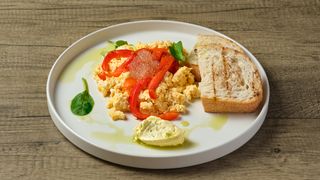 Скрэмбл с запеченным перцем, тартином и щучьей икрой