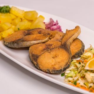 Пържен паламуд с гарнитура варени картофи и салата зеле (450 гр)
