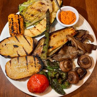 Parrillada de verduras con romesco