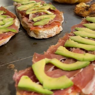 TOMATE JAMON Y AGUACATE