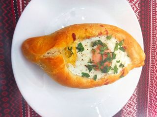 Chaczapuri z serem, jajkami i boczkiem