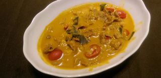 Pollo in salsa di cocco e curry