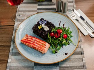 Somon la gratar cu orez negru