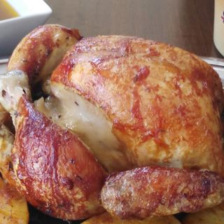 Menú familiar 1 pollo,1 bandeja de patatas y 4 croquetas jamón  , rusa