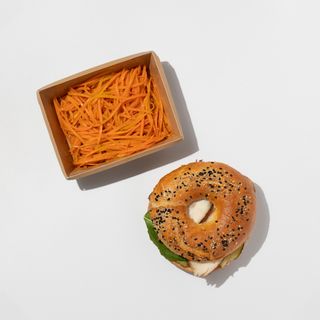 Բեյգլ հնդկահավի կրծքամսով և գազարով աղցան