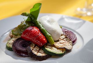 Verduras a la plancha con mozzarella de búfala  