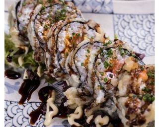 Futomaki Tempurizado de Langostino, Aguacate y Queso