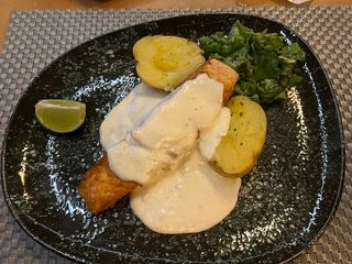 Somon în mantie de bacon cu sos gorgonzola