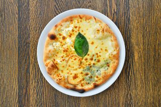 Пица Куатро формаджи