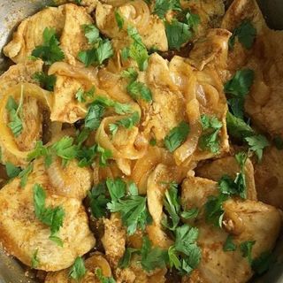 BIFES DE FRANGO COM CEBOLADA