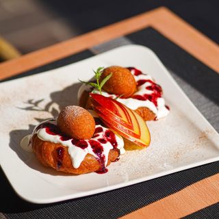 Papanasi cu smantana si gem de afine 