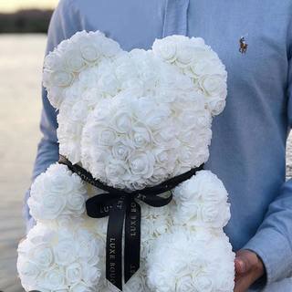 Miś z białych różyczek XXL