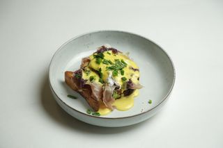 ბენედიქტი რაჭული ლორით