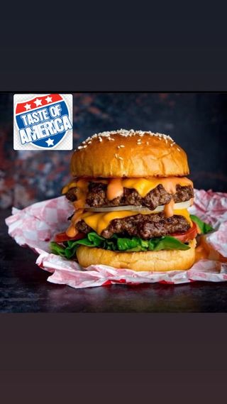 Doppio hamburger 300 g, insalata, pomodoro, cheddar, onion rings