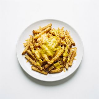 Batatas Fritas com Molho de Caril e Queijo